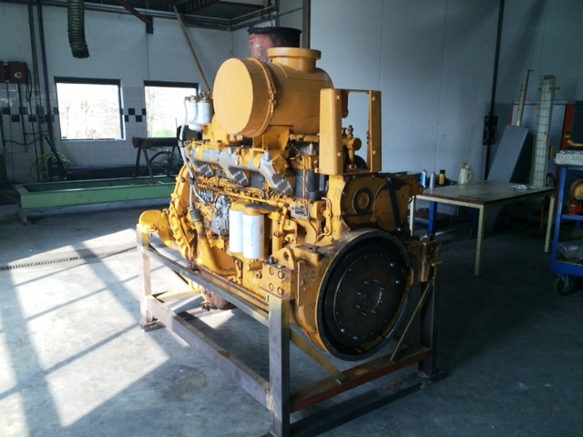 De Komatsu-motor in de werkplaats in Baak.