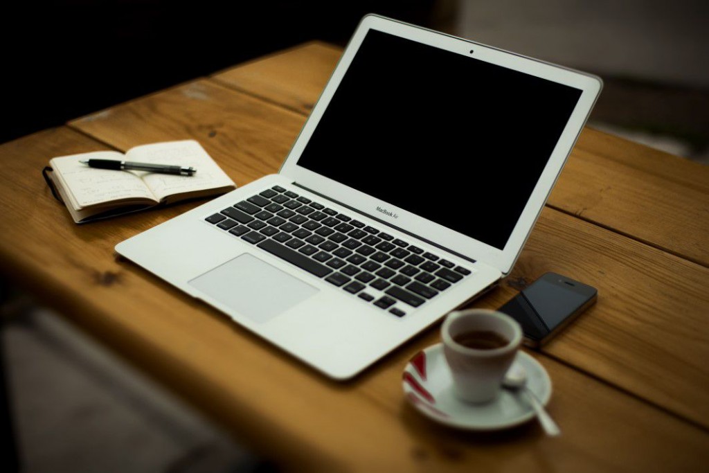 negative-space-macbook-desk-wood-coffee-office-pixabay-thumb-1